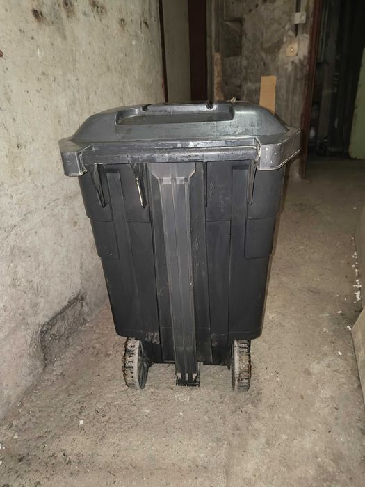 Пластмасов кофа с подвижен капак 70 л.