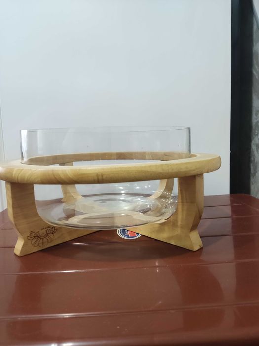 салатник на деревянной подставке