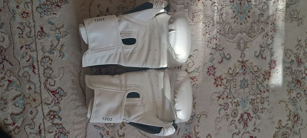 Продам перчатки и защиту для ног (футы)