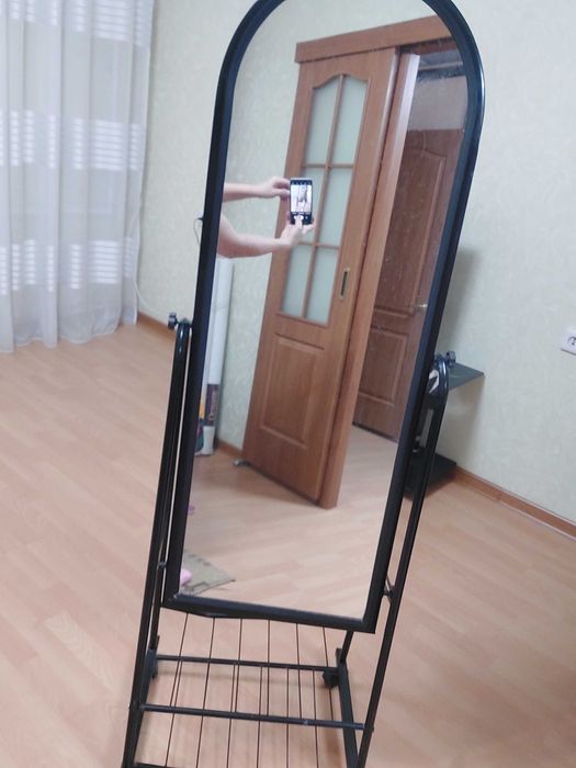 зеркало на ножках с полкой