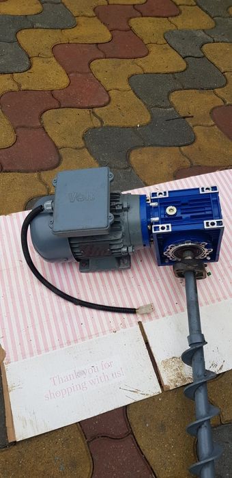 vând  motor cu reductor  aproape nou.