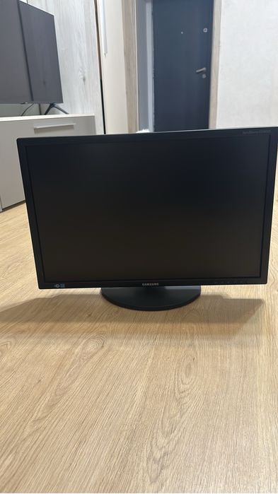 Vand 3 monitoarela 350 lei toate  2 de la Samsung si unu de la HP