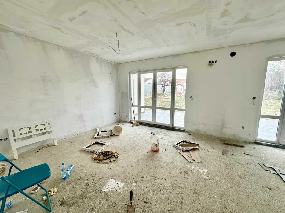 Нова къща с двор и гараж в с. Нови хан