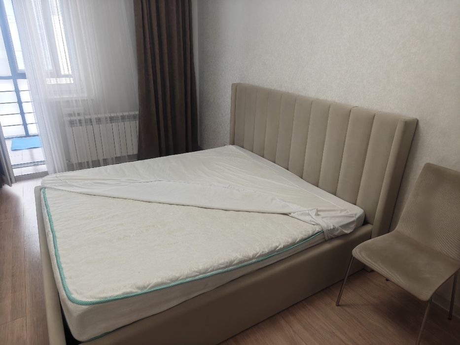 Кровать с матрасом