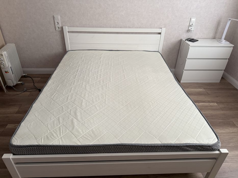 Двуспальная кровать и новый матрац 160-200