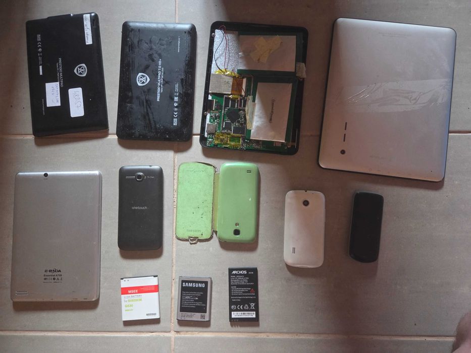 lot 5 tablete, 4 telefoane si 3 baterii -  pentru piese
