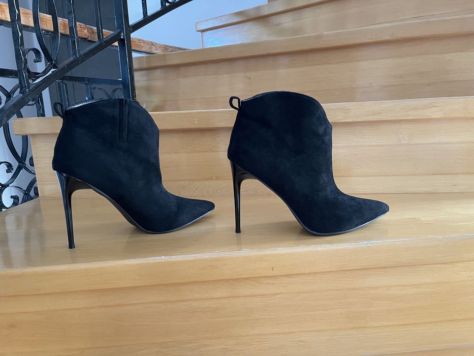 Botine cu decolteu in V