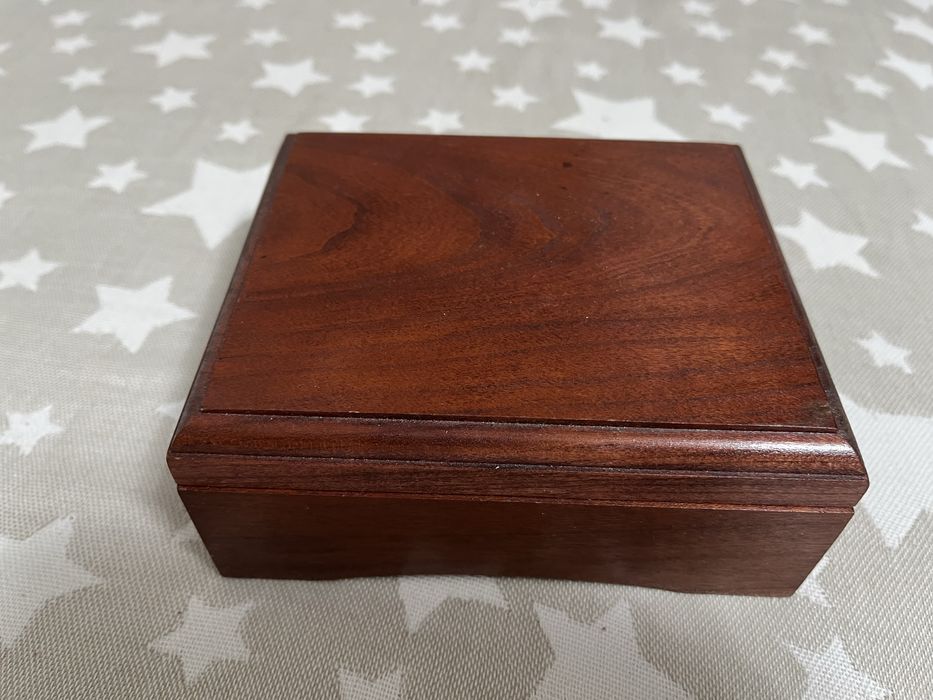 Продам шкатулку из красного дерева