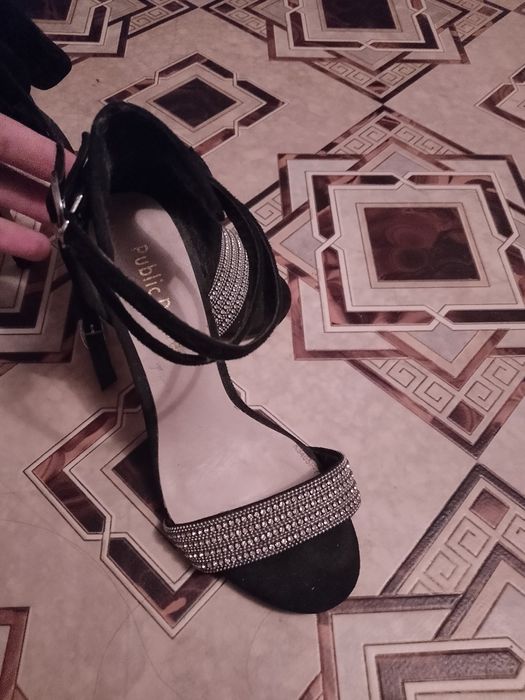 Продам босоножки