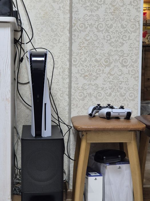Продам PlayStation 5 fat с дисководом с 2 мя геймпадами.