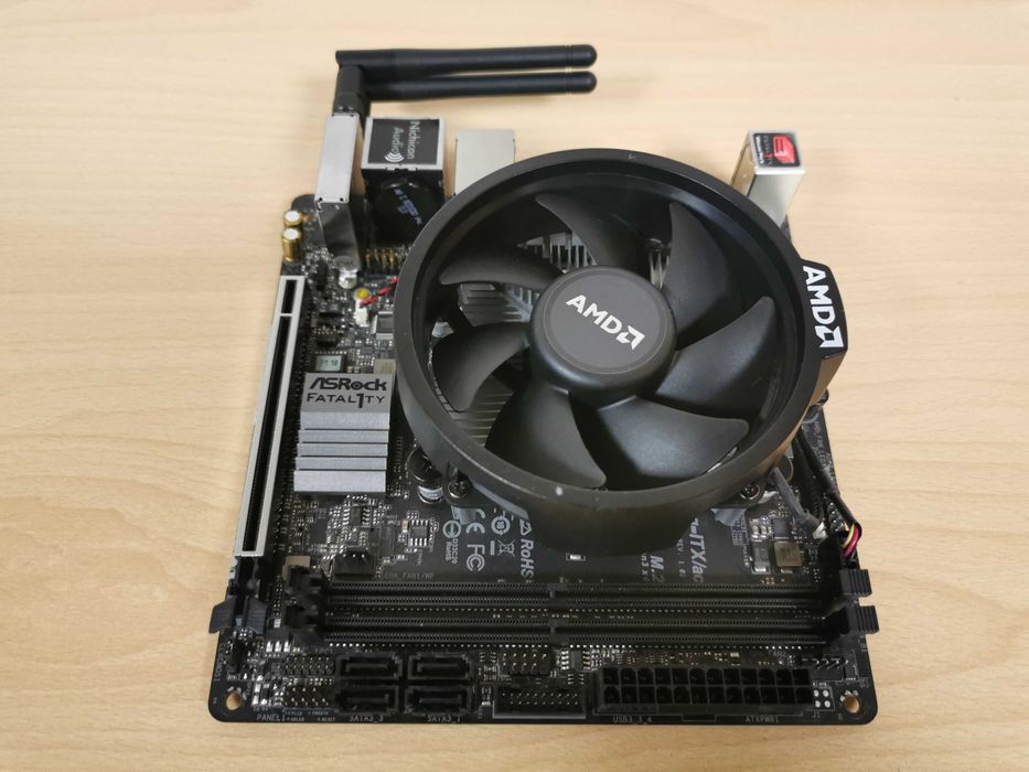 Asrock Fatal1ty X470 Gaming ITX/ac дъно с процесор AMD Ryzen 7 1700