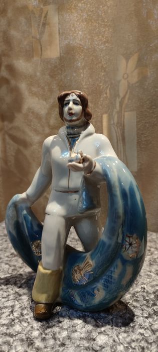 Статуэтка фарфоровая