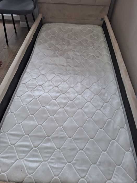 Продам кровать с матрасом,без каркаса
