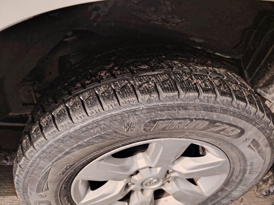 Продаю Шины зимние. Липучка. .