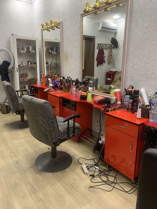 Продаются столы для парикмахерской и маникюрный стол