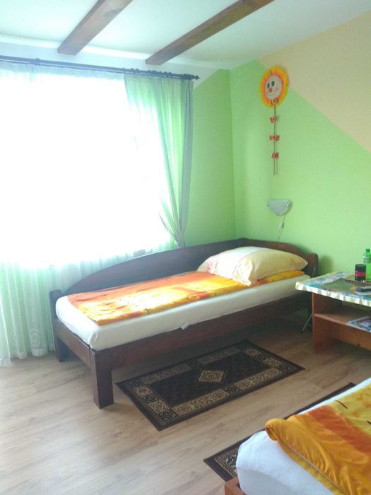Cazare muncitori, capacitate 10persoane, 50lei, parcare asigurata camionetă, autoturisme.