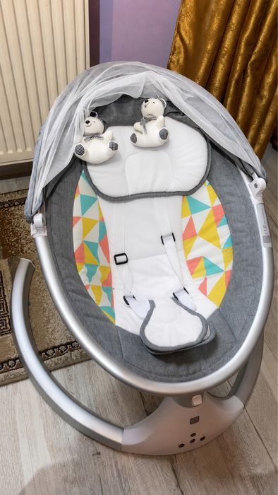 Vand leagan electric pentru bebelusi,in stare foarte buna.Are functie de leganare automata,conectare la Bluetooth,încarcator și plasă anti-insecte.