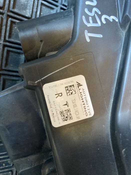 Десен халоген Tesla 3. 2017-2023. Дневна светлина.