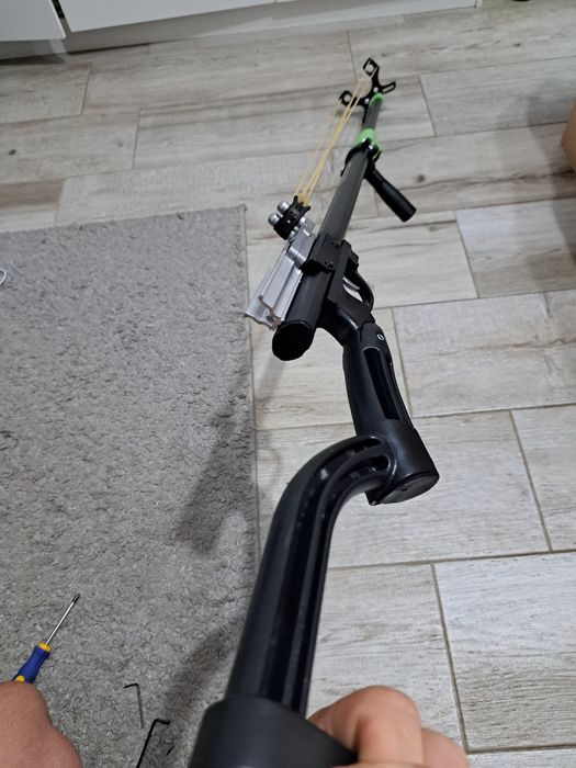 Vand  praștie profesională cu red dot inclus
