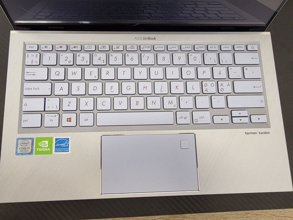 Asus Zenbook 13 ux392F/ i7 / nvidia MX150 / 16gb ram