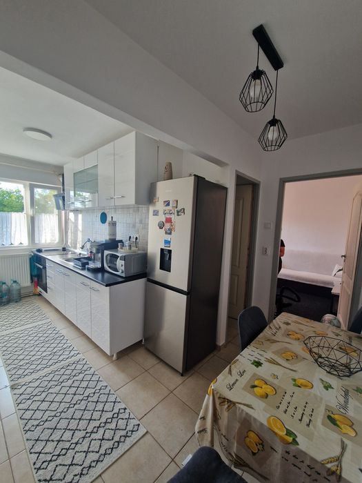 Vând apartament cu 3 camere, semidecomandat, etaj 1