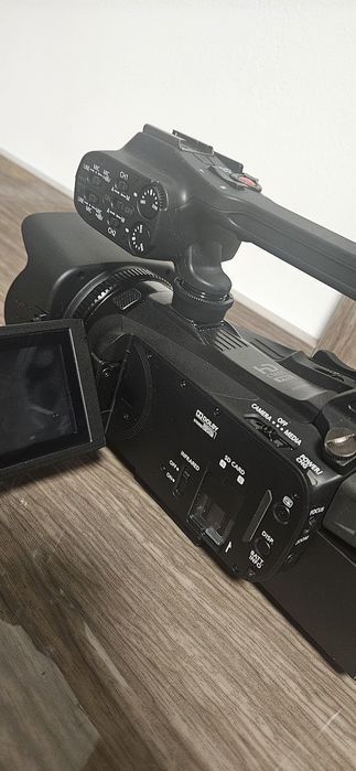 Canon XA11 cameră video profesională + 3 acumulatori + încărcător