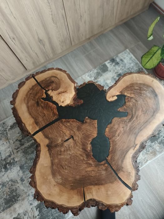 Măsuță de cafea din blat de nuc și rășină epoxidică