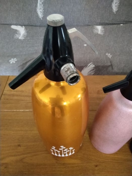 Продавам три броя стари метални сифони за газирана вода  за 10 €