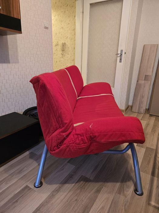 Червен двуместен диван