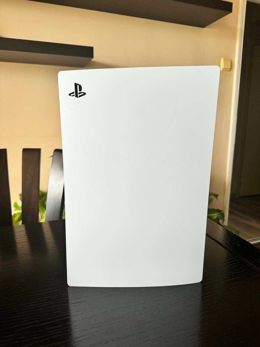 Продавам PlayStation 5 (PS5) комплект с контролер, кабели, кутия и игри