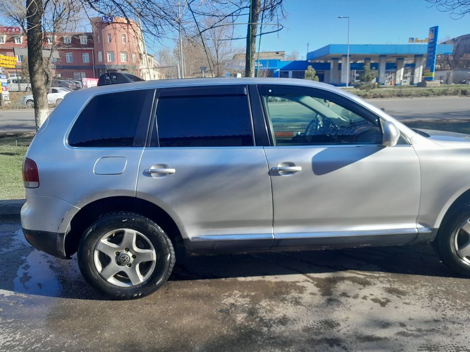 Автомобил Фолсфаген туарег крассовер