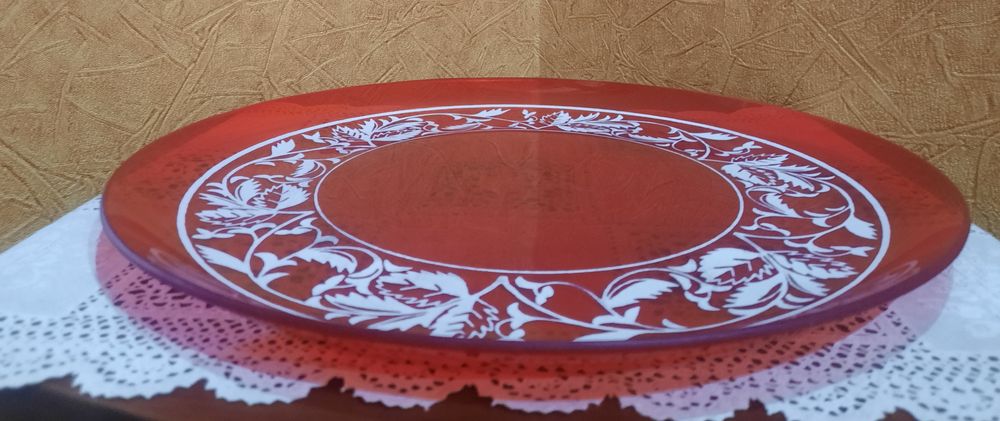 Большое ярко-рубиновое блюдо,  с узором в стиле Альпона, стекло с белы