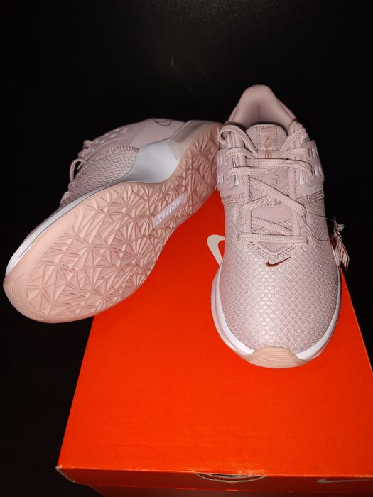 Нови дамски маратонки Nike