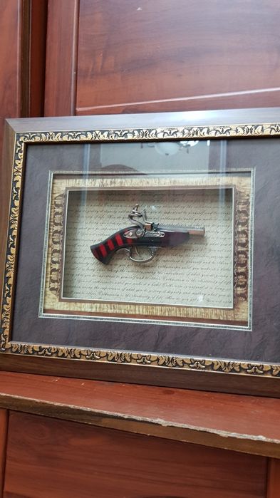 Продается сувенир подарка  картинка с  ружьем  почти новая