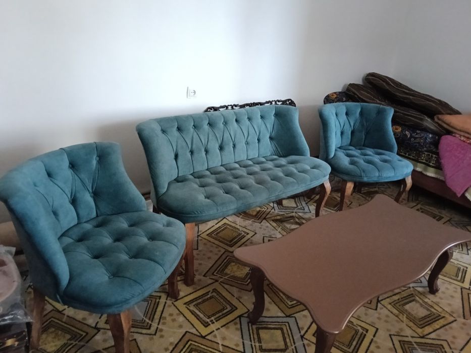 Маленький диван кресла, журнальный столик