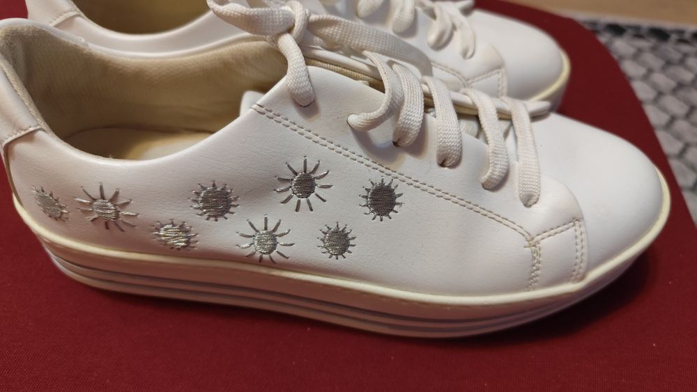 Дамски бели кецове