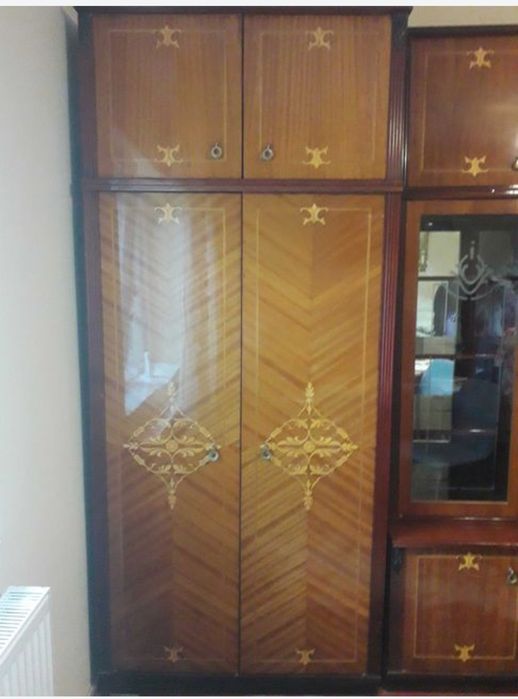 Mobilier : dulap, canapea extensibilă și masă extensibilă