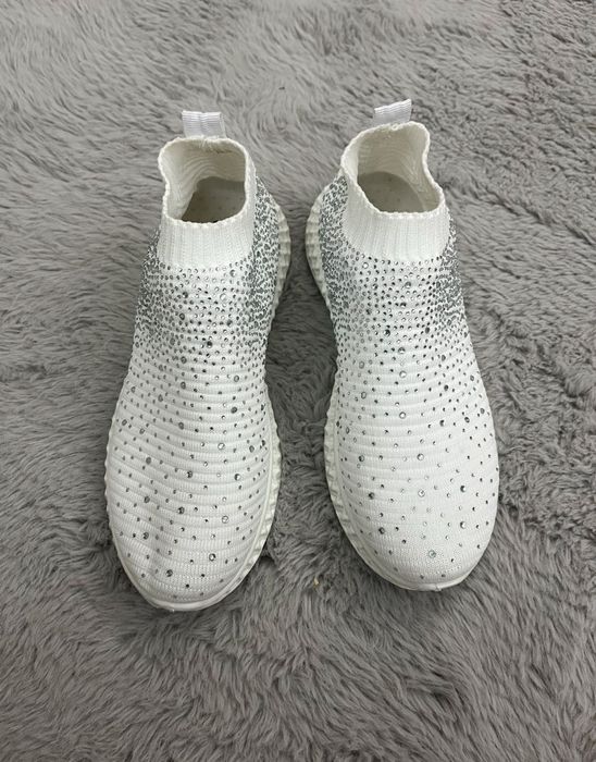 нови бели маратонки