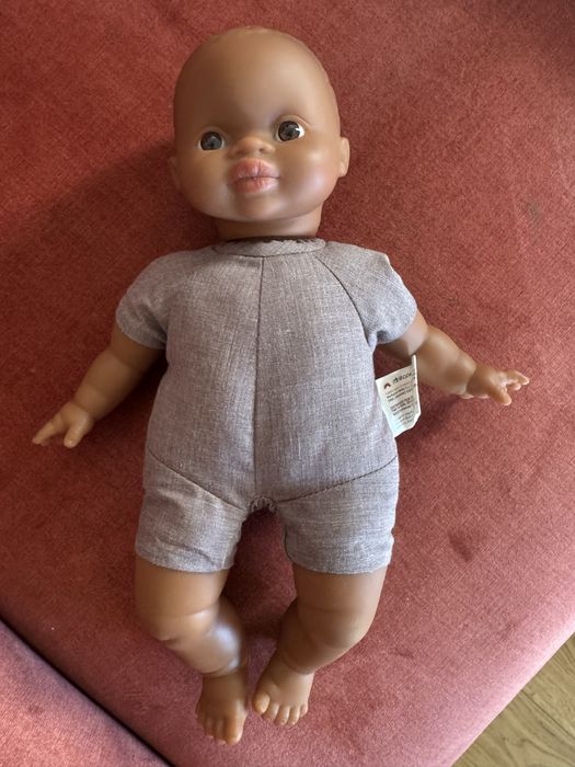 Vand bebelus Minikane Oscar, cu hainute, 28 cm