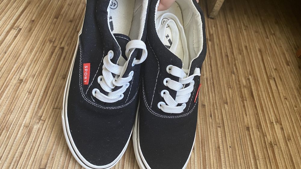 Чёрные кеды