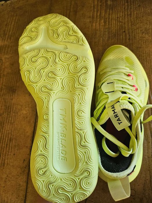 Неонови обувки за спорт