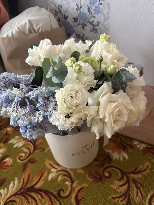 Цветы, он собран из белых роз, гвоздик, эустом, гортензиями,эвкалиптом