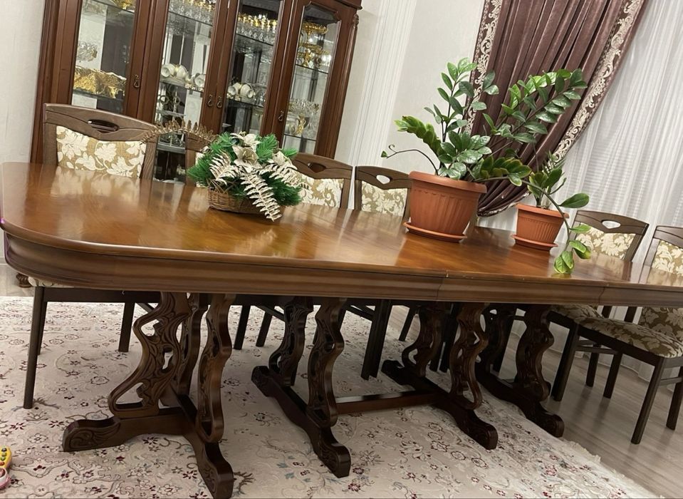 Мебель для гостиной. Сервант, стол, стулья