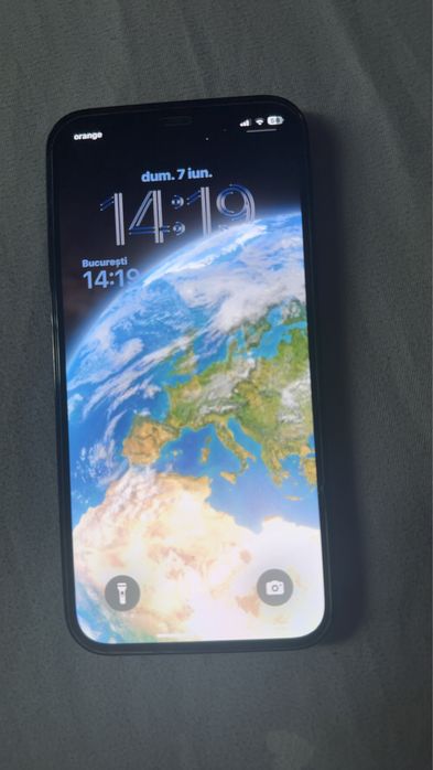 Vând iPhone 12 Pro, 128GB, telefon ținut în condiții foarte bune, arată și funcționează perfect. A fost folosit mereu cu husă și folie de protecție.