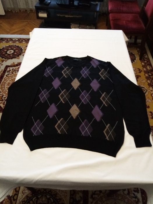 Pulovăr la baza gâtului, cu mânecă lunga.