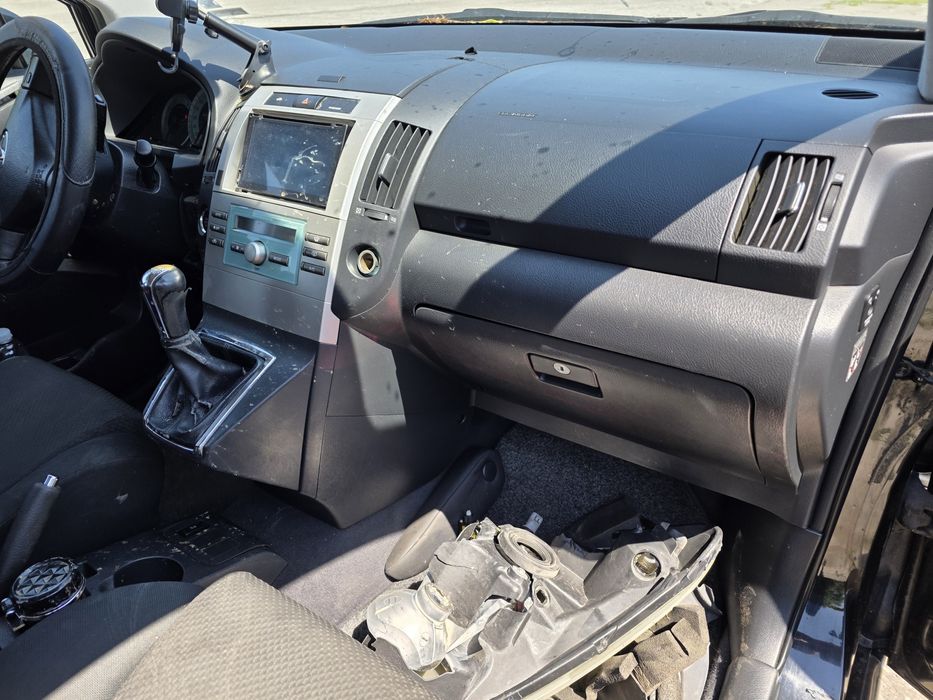 На части Тойота корола Версо 2.0d4d 116 к.с. /Toyota corolla verso 2.0