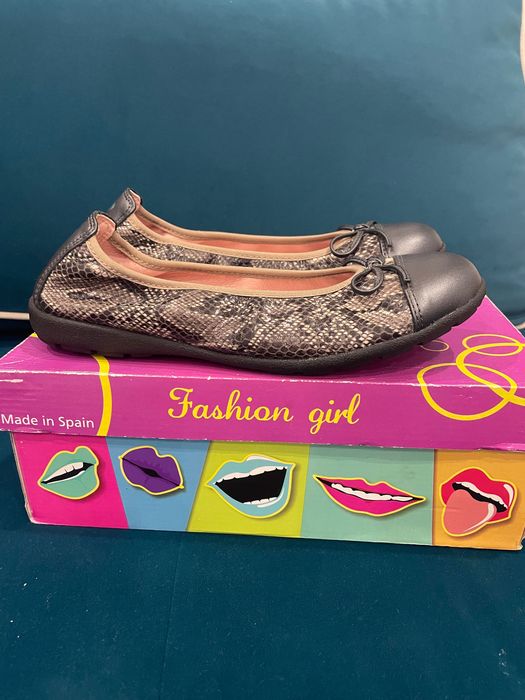 Чисто нови обувки от естествена кожа