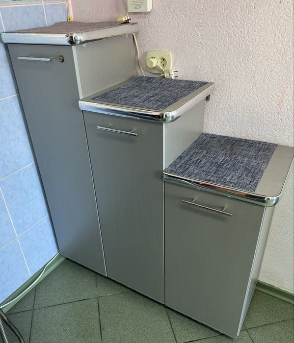 Продам мебель для парикиахера , 2 зеркала .