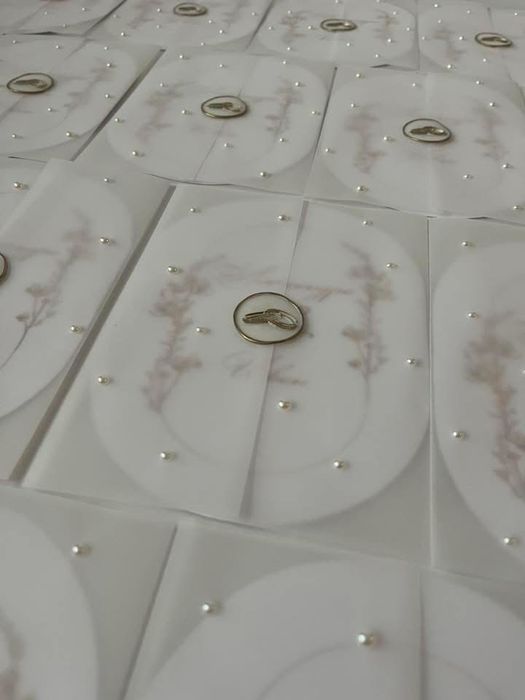 Изработка на сватбени покани, бутониери, сватбени подаръци