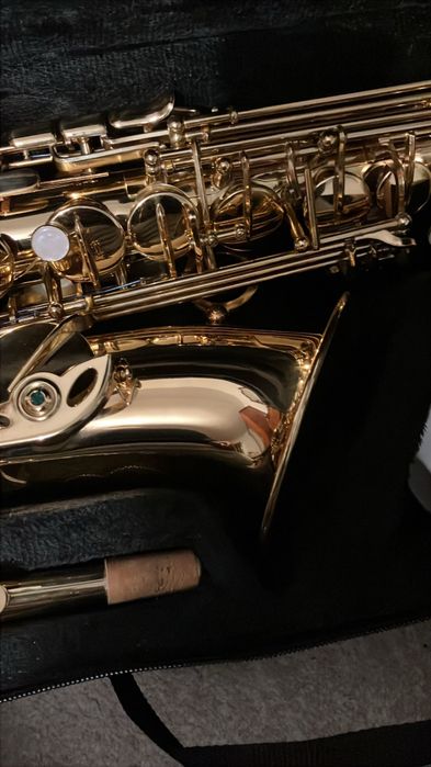 Vând saxofon nou